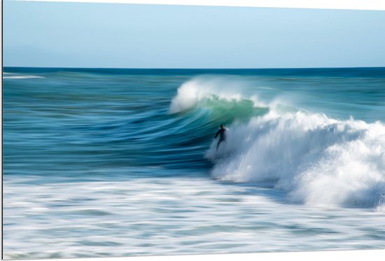 WallClassics - Dibond - Surfer over Razende Golven op Zee - 120x80 cm Foto op Aluminium (Met Ophangsysteem)