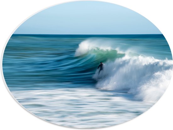 WallClassics - PVC Schuimplaat Ovaal - Surfer over Razende Golven op Zee - 40x30 cm Foto op Ovaal (Met Ophangsysteem)