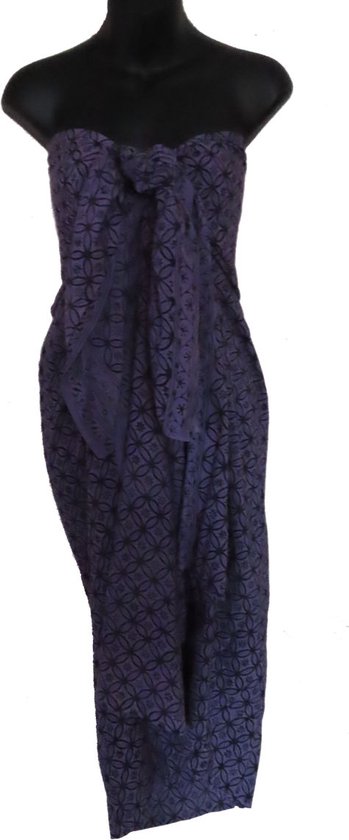 Sarong met figuren, kleuren paars blauw tegen zwart aan 180 cm bij 115 cm.