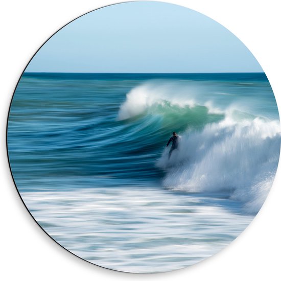 WallClassics - Dibond Muurcirkel - Surfer over Razende Golven op Zee - 50x50 cm Foto op Aluminium Muurcirkel (met ophangsysteem)
