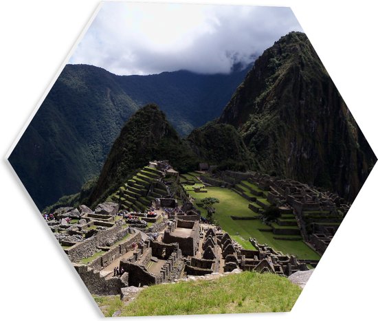 WallClassics - PVC Schuimplaat Hexagon - Uitzicht o9ver Machu Picchu in Peru - 40x34.8 cm Foto op Hexagon (Met Ophangsysteem)