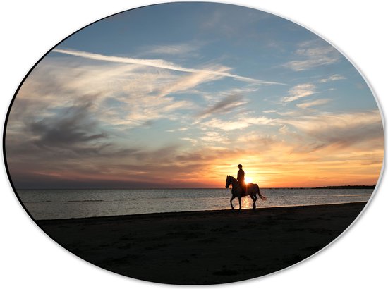Dibond Ovaal - Paardrijden op het Strand met Zonsondergang - 40x30 cm Foto op Ovaal (Met Ophangsysteem)