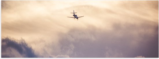 Poster (Mat) - Vliegtuig tussen de Wolken - 90x30 cm Foto op Posterpapier met een Matte look