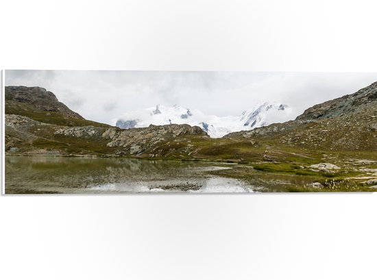 PVC Schuimplaat- Besneeuwde Berg achter Bergen - 60x20 cm Foto op PVC Schuimplaat