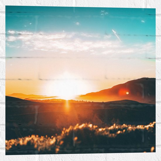 WallClassics - Muursticker - Oranje Zonsondergang tussen de Bergen - 50x50 cm Foto op Muursticker