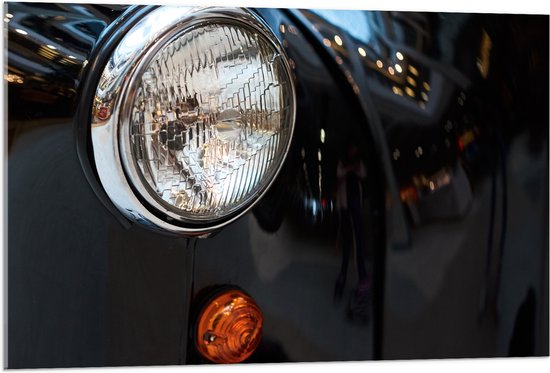 Acrylglas - Close-up van Koplamp van Zwarte Auto - 105x70 cm Foto op Acrylglas (Wanddecoratie op Acrylaat)