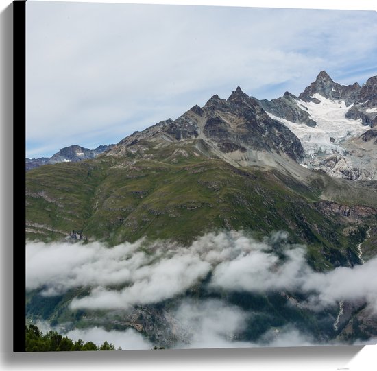 Canvas - Wolken bij de Top van de Berg - 60x60 cm Foto op Canvas Schilderij (Wanddecoratie op Canvas)