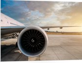 PVC Schuimplaat - Motor van Wit Vliegtuig op Vliegveld - 100x75 cm Foto op PVC Schuimplaat (Met Ophangsysteem)