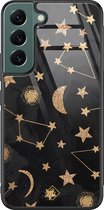 Casimoda® hoesje - Geschikt voor Samsung Galaxy S22+ - Counting The Stars - Luxe Hard Case Zwart - Backcover telefoonhoesje - Goudkleurig