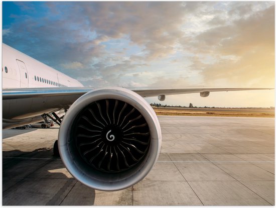 Poster Glanzend – Motor van Wit Vliegtuig op Vliegveld - 80x60 cm Foto op Posterpapier met Glanzende Afwerking
