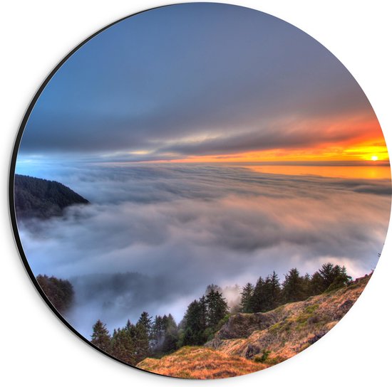 WallClassics - Dibond Muurcirkel - Zonsondergang boven de Wolken bij Berg - 20x20 cm Foto op Aluminium Muurcirkel (met ophangsysteem)