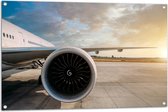 Tuinposter – Motor van Wit Vliegtuig op Vliegveld - 105x70 cm Foto op Tuinposter (wanddecoratie voor buiten en binnen)