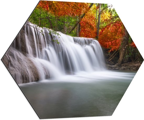 Dibond Hexagon - Watervallen bij Groen en Oranje Bomen in Herfstbos - 70x60.9 cm Foto op Hexagon (Met Ophangsysteem)