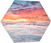 WallClassics - PVC Schuimplaat Hexagon - Zonsopkomst boven de Wolken - 80x69.6 cm Foto op Hexagon (Met Ophangsysteem)
