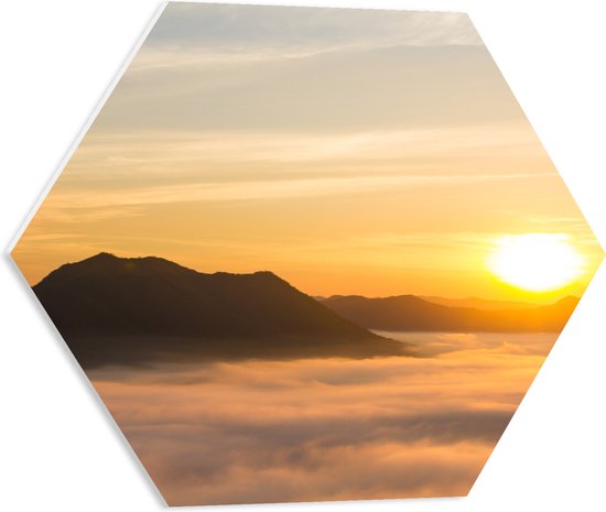 PVC Schuimplaat Hexagon - Verdwijnende Zon achter Bergen boven Wolken - 50x43.5 cm Foto op Hexagon (Met Ophangsysteem)