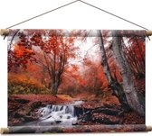Textielposter - Bos met Stromend Water en Roodkleurige Bladeren - 60x40 cm Foto op Textiel