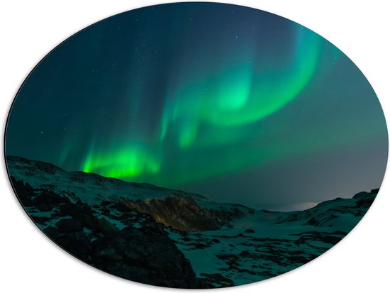 WallClassics - Dibond Ovaal - Noorderlicht boven Dun Laagje Sneeuw op Berg - 68x51 cm Foto op Ovaal (Met Ophangsysteem)