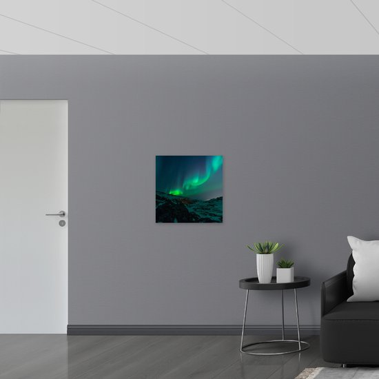 WallClassics - Toile - Aurores boréales au-dessus d'une fine couche de neige sur la Berg - 60x60 cm Tableau sur toile (Décoration murale sur toile)