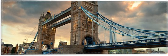 Vlag - Wolken boven Towerbridge in Londen - 60x20 cm Foto op Polyester Vlag