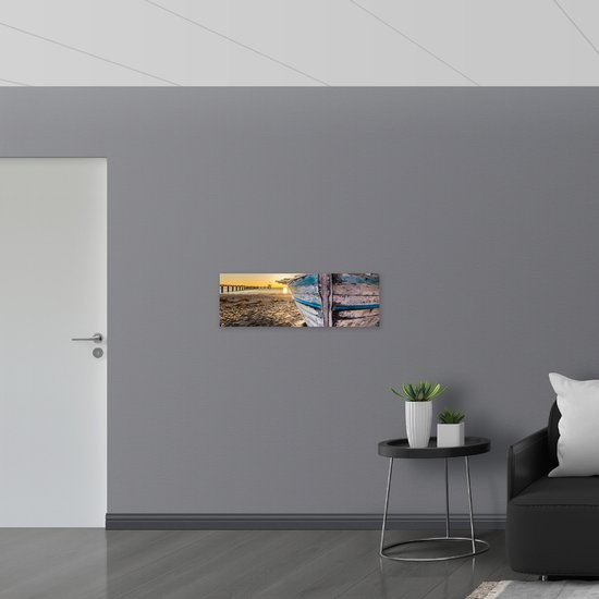 WallClassics - Feuille de Mousse PVC - Coucher de Soleil Derrière Stranded Blauw avec Bateau en Bois Witte - 90x30 cm Photo sur Feuille de Mousse PVC