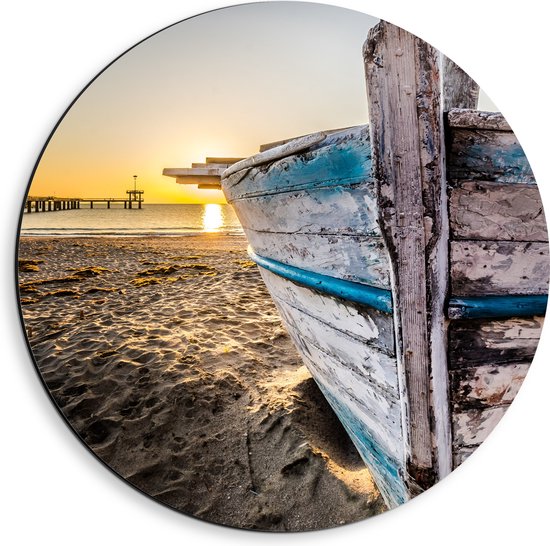 WallClassics - Dibond Wall Circle - Sunset Behind Stranded Blauw with Witte Wooden Boat - 40x40 cm Photo sur Aluminium Wall Circle (avec système d'accrochage)