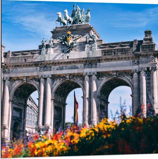 WallClassics - Dibond - Monument in Brussel met Bloemen - 80x80 cm Foto op Aluminium (Met Ophangsysteem)