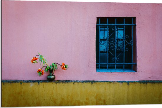 Dibond - Vaasje met Bloemen op Muur van Roze Woning - 90x60 cm Foto op Aluminium (Wanddecoratie van metaal)