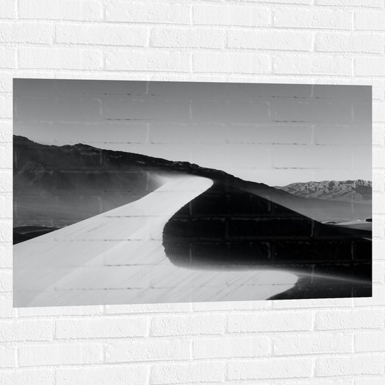 Muursticker - Zandheuvel in de woestijn Zwart-Wit - 105x70 cm Foto op Muursticker