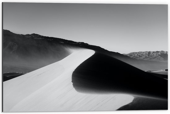 Dibond - Zandheuvel in de woestijn Zwart-Wit - 60x40 cm Foto op Aluminium (Wanddecoratie van metaal)