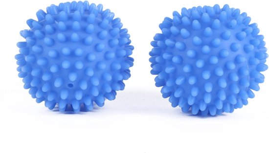 Deux boules de séchage bleues et hérissées sur fond blanc.