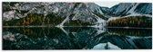 Dibond - Weerspiegelend Water bij de Mooie Bergen - 60x20 cm Foto op Aluminium (Wanddecoratie van metaal)