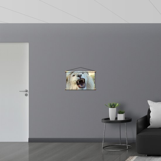 WallClassics - Affiche textile - Lion mâle Witte rugissant - 60x40 cm Photo sur textile