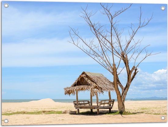 Tuinposter – Hutje bij Dode Boom op Strand bij de Zee - 80x60 cm Foto op Tuinposter (wanddecoratie voor buiten en binnen)