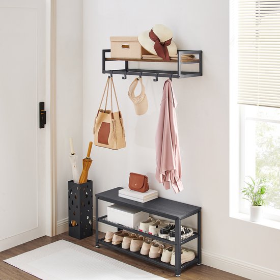 Grijze kapstok met bruine houten plank, 6 haken, beige tas, hoed, jas en parapluhouder.