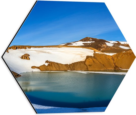 Dibond Hexagon - Meer in Cirkelvormige Berg met Sneeuw - 40x34.8 cm Foto op Hexagon (Met Ophangsysteem)