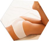PVC Schuimplaat Hexagon - Liggende Vrouw in Ondergoed op Witte Lakens - 80x69.6 cm Foto op Hexagon (Met Ophangsysteem)