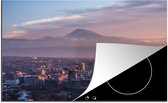KitchenYeah® Inductie beschermer 77x51 cm - Skyline van Jerevan in Armenië uitkijkend op de Ararat - Kookplaataccessoires - Afdekplaat voor kookplaat - Inductiebeschermer - Inductiemat - Inductieplaat mat