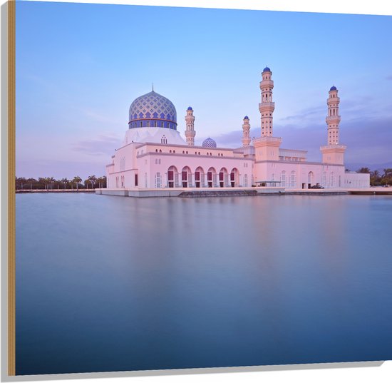 Hout - Meer voor Masjid Bandaraya Kota Kinabalu Moskee in Maleisië in de Avond - 100x100 cm - 9 mm dik - Foto op Hout (Met Ophangsysteem)