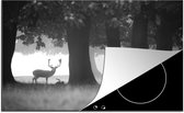 KitchenYeah® Inductie beschermer 77x51 cm - Landschap met een damhert - zwart wit - Kookplaataccessoires - Afdekplaat voor kookplaat - Inductiebeschermer - Inductiemat - Inductieplaat mat