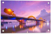 Tuinposter – Paarse Lucht boven Verlichte Dragon brug in Da Nang, Vietnam - 60x40 cm Foto op Tuinposter (wanddecoratie voor buiten en binnen)