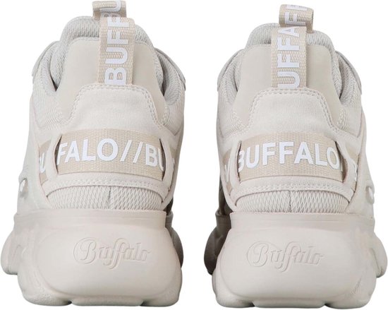 Achterkant van twee lichtbeige Buffalo sneakers. Logo 'BUFFALO' op de hielband en zool.