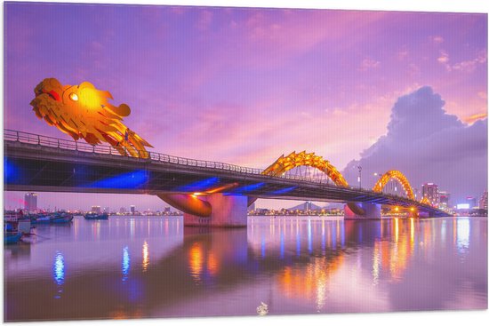 Vlag - Paarse Lucht boven Verlichte Dragon brug in Da Nang, Vietnam - 105x70 cm Foto op Polyester Vlag
