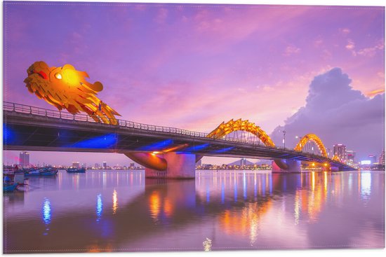 Vlag - Paarse Lucht boven Verlichte Dragon brug in Da Nang, Vietnam - 60x40 cm Foto op Polyester Vlag