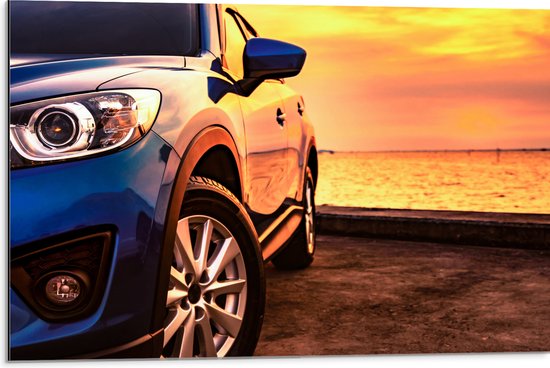 Dibond - Luxe Blauw Gekleurde Geparkeerde Auto tijdens Zonsondergang - 75x50 cm Foto op Aluminium (Wanddecoratie van metaal)