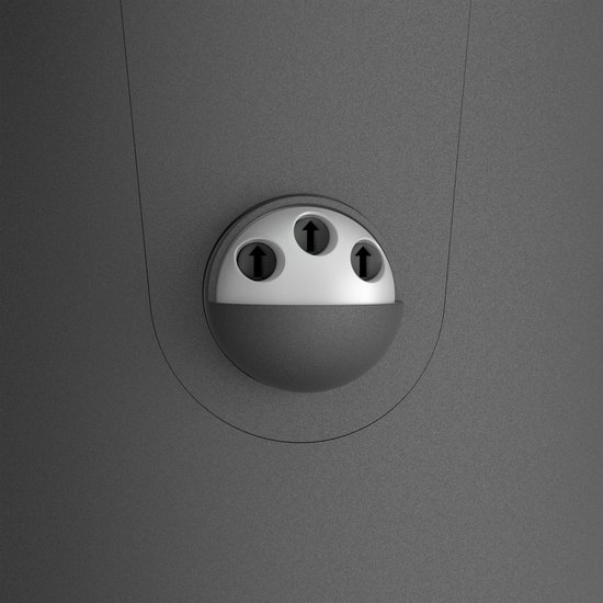 Close-up van een ronde sensor met drie pijlen omhoog op een donkere lamp.