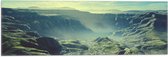 Vlag - Moerassig Landschap met Bergen vol Mist - 60x20 cm Foto op Polyester Vlag