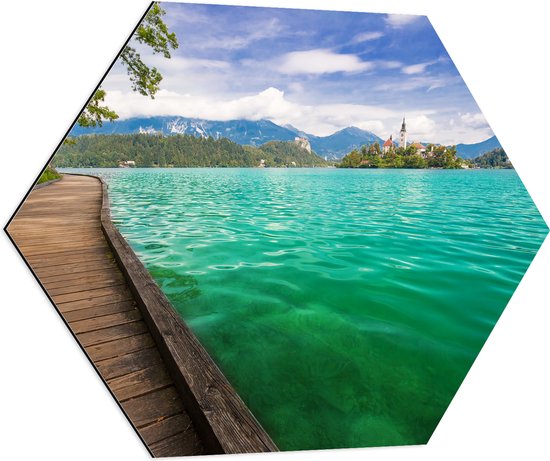 Dibond Hexagon - Houten Looppad op het Water in Berglandschap - 70x60.9 cm Foto op Hexagon (Met Ophangsysteem)