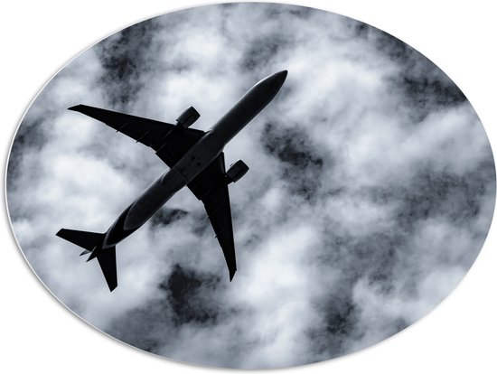 PVC Schuimplaat Ovaal - Onderaanzicht van Passagiers Vliegtuig in Sluierbewolking - 108x81 cm Foto op Ovaal (Met Ophangsysteem)