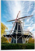 PVC Schuimplaat- Oude Zwarte Houten Windmolen onder Sluierbewolking - 40x60 cm Foto op PVC Schuimplaat