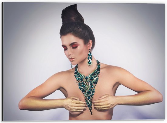 Dibond - Naakte Vrouw met Groene Opvallende Sieraden en Handen voor Borsten - 40x30 cm Foto op Aluminium (Wanddecoratie van metaal)